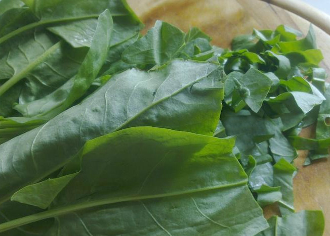 1. Этап. Щавель с тушенкой: Пока овощи обжариваются в сковороде с жиром из-под тушенки, подготовим щавель. Промоем тщательно листики и стебельки. Нарежем его полосочками (можно крупными или мелкими).