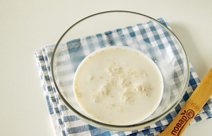 1. Этап. Пирог с морковью и яйцом: Соедините молоко с водой, слегка подогрейте и добавьте 0,5 ст.л. сахара и дрожжи. Размешайте и оставьте до появления пены.