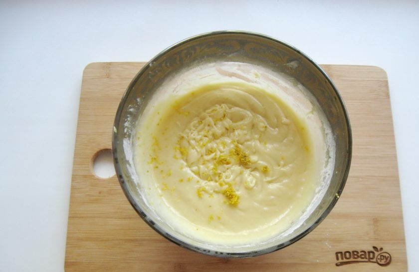 1. Этап. Лимонный кекс на кефире: Тщательно перемешайте тесто. Добавьте цедру лимона и опять перемешайте.