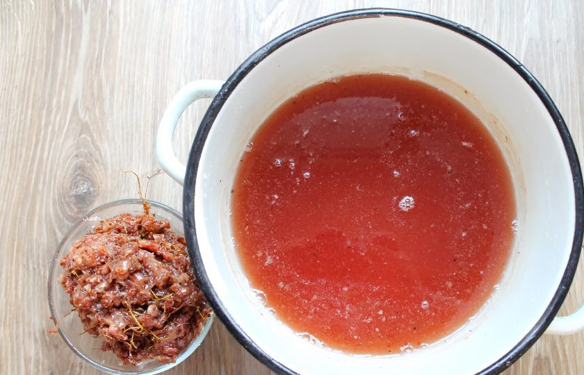 1. Этап. Варенье-желе из смородины: Процедите все через сито и протрите мякоть.