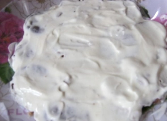 1. Этап. Торт из шоколадных пряников: Получившийся слой сверху смазать сметаной.