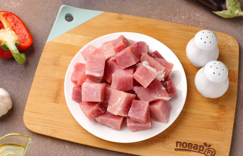 1. Этап. Мясо с баклажанами и картошкой в духовке: Мясо промойте, обсушите и нарежьте кубиками.