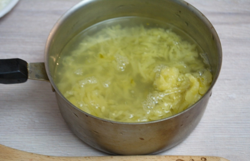 1. Этап. Суп солянка сборная мясная: Соленые огурцы переложите в миску. Залейте водой. Поставьте вариться отдельно. Огурцы варятся дольше всех. Соленый рассол не дает вариться другим продуктам, поэтому огурцы варим отдельно.