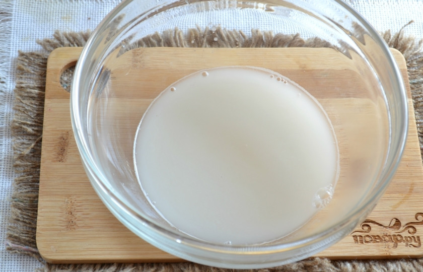 1. Этап. Блины на опаре дрожжевые: В теплой воде разведите дрожжи и оставьте на 20 минут. Затем добавьте 2 ст. ложки муки, хорошо перемешайте, накройте полотенцем и оставьте в теплом месте на 30 минут. За это время должен появиться приятный хлебный запах.