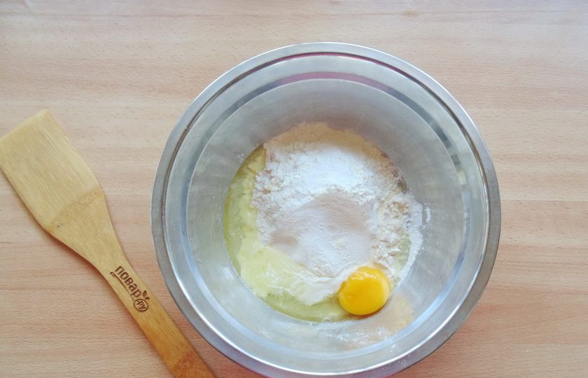 1. Этап. Оладьи с помидорами и сыром: Добавьте яйцо.