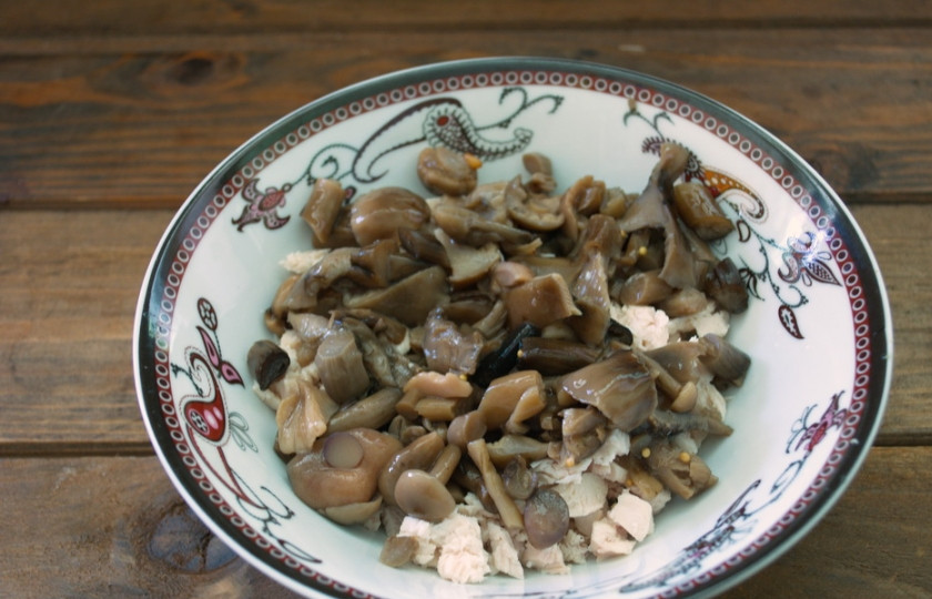 1. Этап. Салат Орхидея с курицей: Опята маринованные промыть. Дать стечь воде. Крупные нарезать мельче. Готовые грибы добавить в салат.
