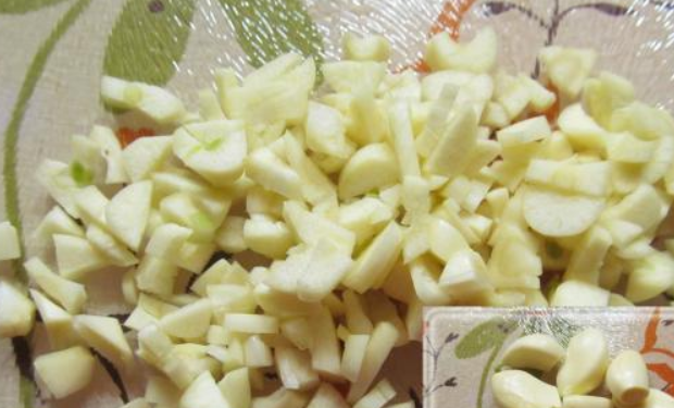 1. Этап. Куриный суп в скороварке-мультиварке: Измельчите чеснок.