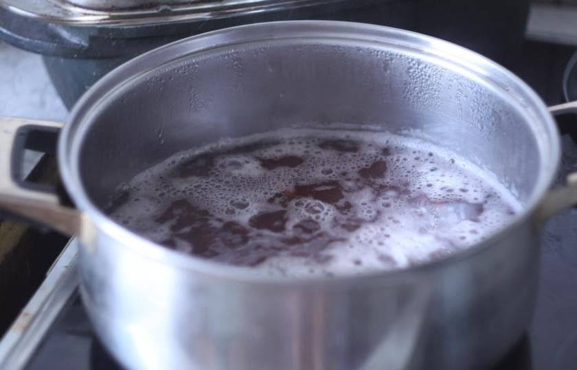 1. Этап. Борщ на бобах: Во первых бобы замочить на несколько часов (6-8ч) и затем добавить в кастрюлю, залить водой (на 1/3) и довести до кипения, немного поварить.