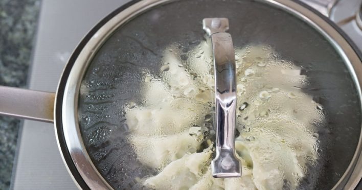 1. Этап. Японские пельмени Гедза с горгонзолой: 6. Смешайте ¼ стакана воды с крахмалом и влейте в сковороду, накройте сразу крышкой и готовьте 3 минуты.