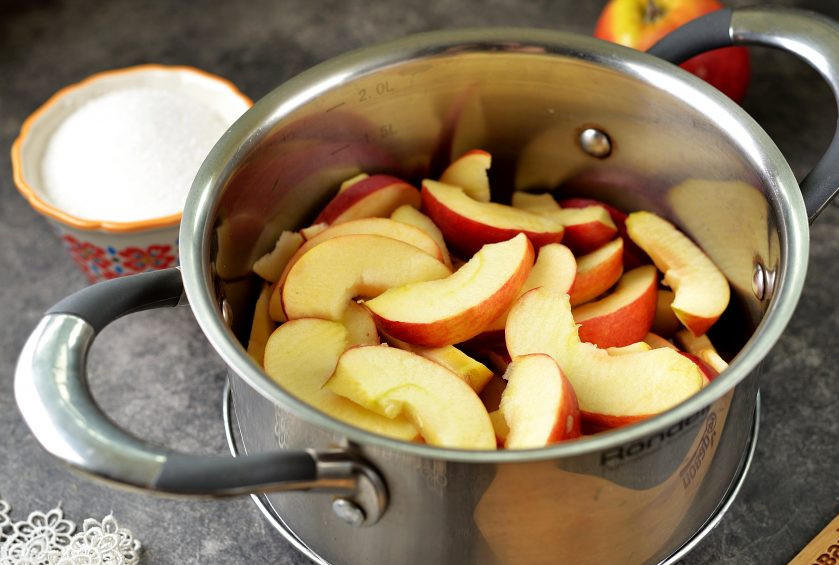 1. Этап. Варенье из яблок быстрое и живое: Выложите яблочные дольки в кастрюлю.