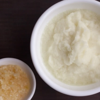 1. Этап. Гуляш из говядины: 2. Лук и чеснок очистите и отдельно взбейте в блендере.