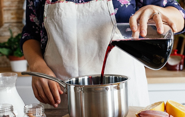 1. Этап. Глинтвейн с анисом и кардамоном: 2. Добавьте специи и влейте вино.