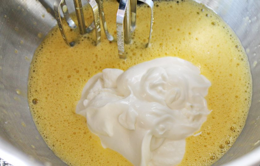 1. Этап. Творожный пирог с брусникой: Добавьте во взбитое яйцо сметану.