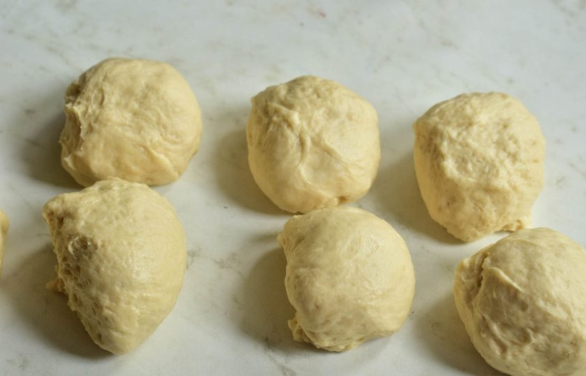 1. Этап. Пампушки с сыром: Поднявшееся тесто обомните рукой. Сформируйте одинаковые по размеру кусочки.