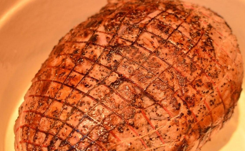 1. Этап. Запеченная баранина: Затем достаем баранину, удаляем весь лук и чеснок. Перекладываем мясо в форму для выпекания и отправляем выпекаться в духовку на 15 минут при 250 градусах. Затем уменьшаем огонь до 180 градусов и выпекаем еще около 40 минут. Снаружи мясо должно покрыться аппетитной коричневой корочкой, а внутри стать очень сочным.