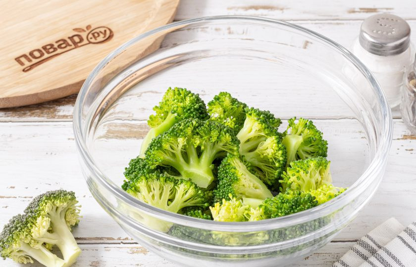 1. Этап. Брокколи с творожным сыром: После опустите брокколи в холодную воду, а затем откиньте на сито и дайте стечь лишней жидкости. Переложите в глубокую миску.