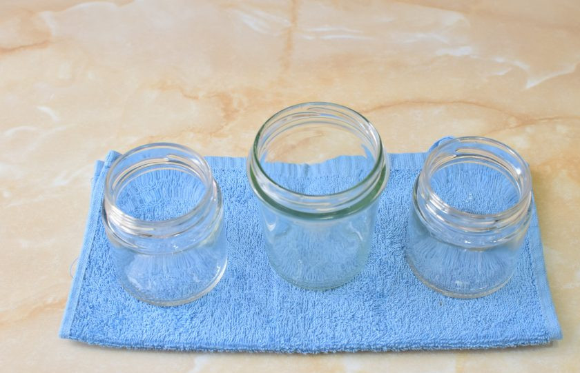 1. Этап. Конфитюр из черной смородины: Если планируете конфитюр для длительного хранения, то подготовьте банки. Тщательно их промойте и простерилизуйте любым удобным способом. Это можно сделать в микроволновой печи, в духовке или над горячим паром.