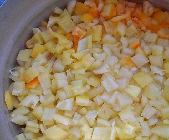 1. Этап. Салат с бобами на зиму: 3. Очистите от семян и хвостиков сладкий перец. Нарежьте его кубиками или тонкими ломтиками.