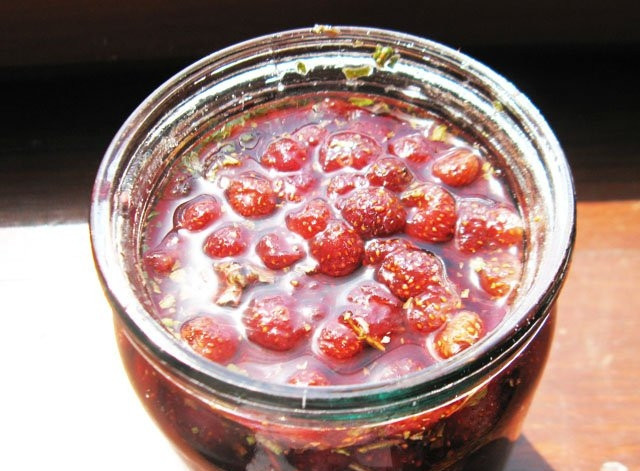 1. Этап. Земляничное варенье в сиропе: Вместе с мятой проварите варенье еще минуту. Дайте варенью полностью остыть. Разлейте его по заранее простерилизованным банкам и закройте (тоже стерилизованными) крышками. Кушать можно сразу после приготовления, приятного чаепития!