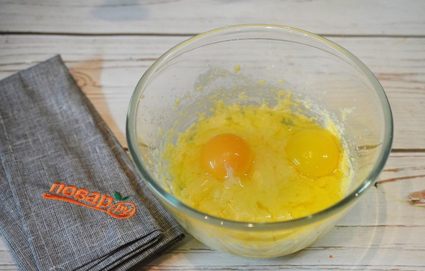 1. Этап. Печенье с грушами, фисташками и имбирем: 3. Добавьте яйца и еще раз взбейте.