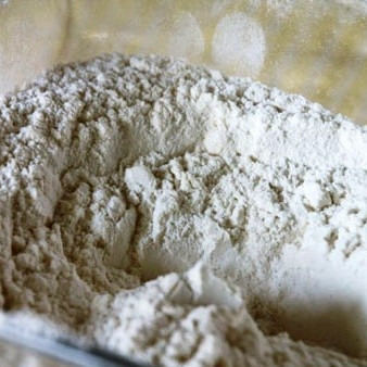 1. Этап. Греческий новогодний торт: Муку смешиваем с разрыхлителем.