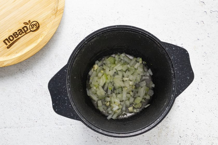 1. Этап. Полба с чечевицей: Разогрейте растительное масло в кастрюле с толстым дном. Добавьте мелко порубленный лук и чеснок. Обжарьте до золотистого цвета.