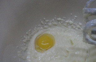 1. Этап. Тыквенное печенье с начинкой: Для пюре тыкву запекаем до мягкости и пюрируем. Мягкое сливочное масло взбиваем с сахаром и ванильным сахаром до пышной светлой массы. Добавляем по одному желтки.