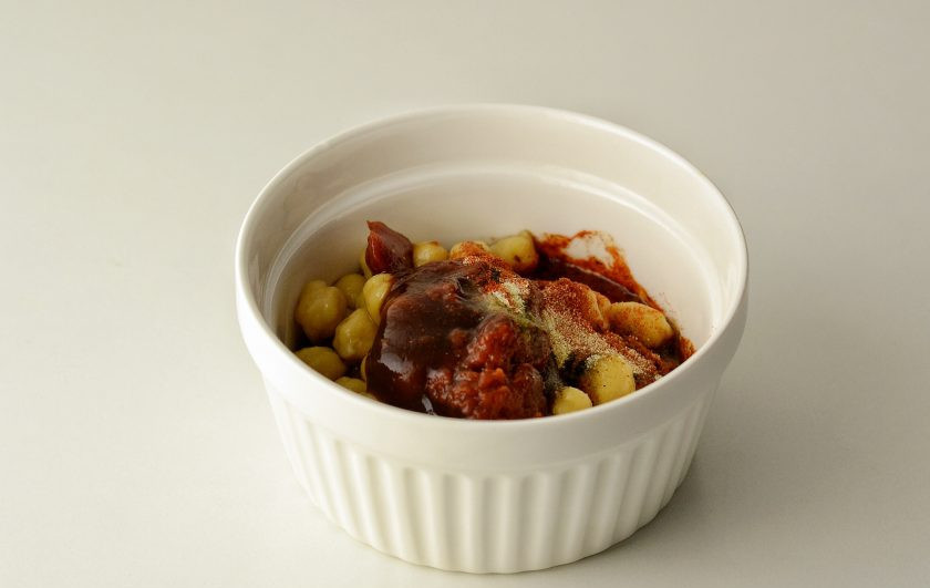 1. Этап. Вегетарианское мясо: Измельчите в блендере нут, растительное масло, соевый соус, барбекю, жидкий дым, томатную пасту и все специи.