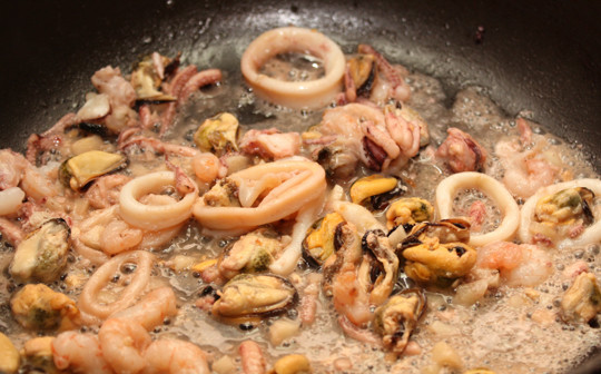 1. Этап. Макароны с морепродуктами: Теперь выкладываем на сковороду предварительно размороженные морепродукты и обжариваем их примерно 2-3 минуты.