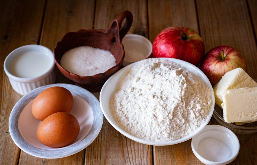 1. Этап. Яблочные кексы: Все ингредиенты выложите на стол сразу. Яблоки помойте. Масло сливочное должно уже быть к моменту приготовления мягким.