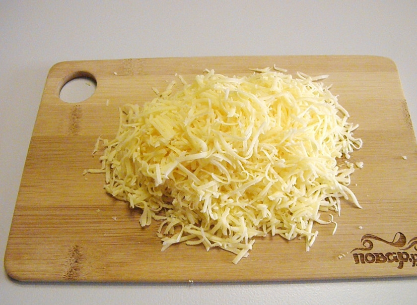 1. Этап. Бублики с фаршем в духовке: Натрите сыр на мелкой терке.