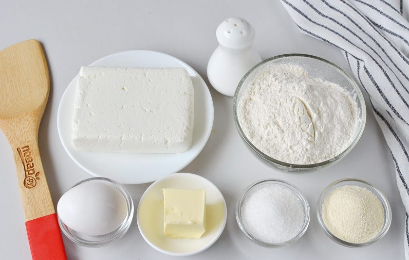 1. Этап. Ленивые вареники из рикотты: Подготовьте ингредиенты. Приступим! Сразу же наберите воды в кастрюлю для варки вареников, добавьте немного соли и доведите до кипения.