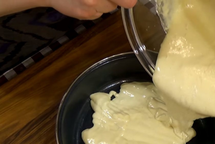 1. Этап. Быстрый наливной пирог с капустой: 3. Муку смешайте с разрыхлителем и солью. Соедините в несколько приемов сухую и жидкую часть теста. Форму для выпечки смажьте растительным маслом и вылейте в нее половину теста, равномерно его распределив.