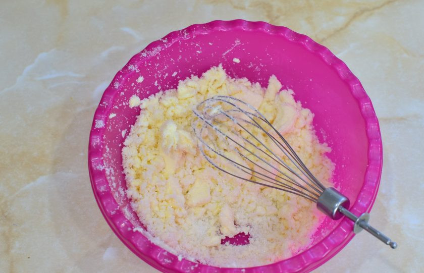 1. Этап. Итальянское печенье из сливочного сыра: Мягкое масло смешайте с сахаром.