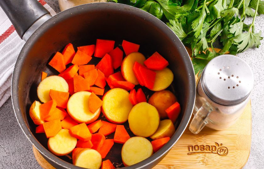 1. Этап. Овощной суп-пюре для детей: Очистите картофель, морковь и лук от кожуры, промойте в воде. Картофель нарежьте кружочками или кубиками, морковь — кольцами или полукольцами и высыпьте обе нарезки в емкость: кастрюлю или ковш.