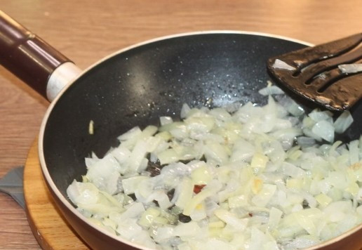 1. Этап. Ленивые голубцы, запечённые под соусом: 8. И обжариваем на разогретом растительном масле, минут 5.