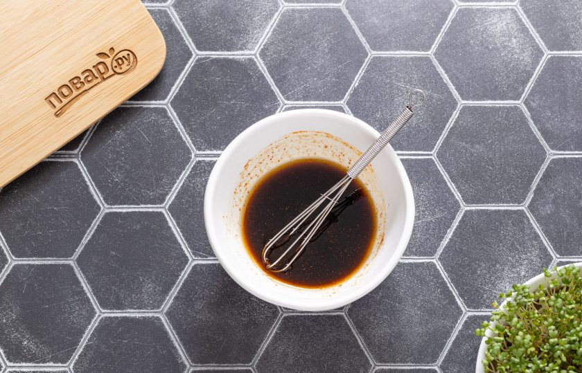 1. Этап. Яки онигири: Для соуса смешайте кунжутное масло, рисовый уксус, сироп агавы и соевый соус. Добавьте щепотку молотого перца чили.