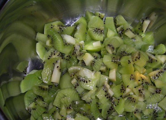 1. Этап. Варенье из киви: Киви режем на мелкие кусочки.