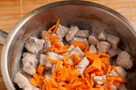 1. Этап. Тыква, фаршированная мясом: Морковь нарежьте тонкой соломкой и добавьте к мясу. Жарьте еще несколько минут.