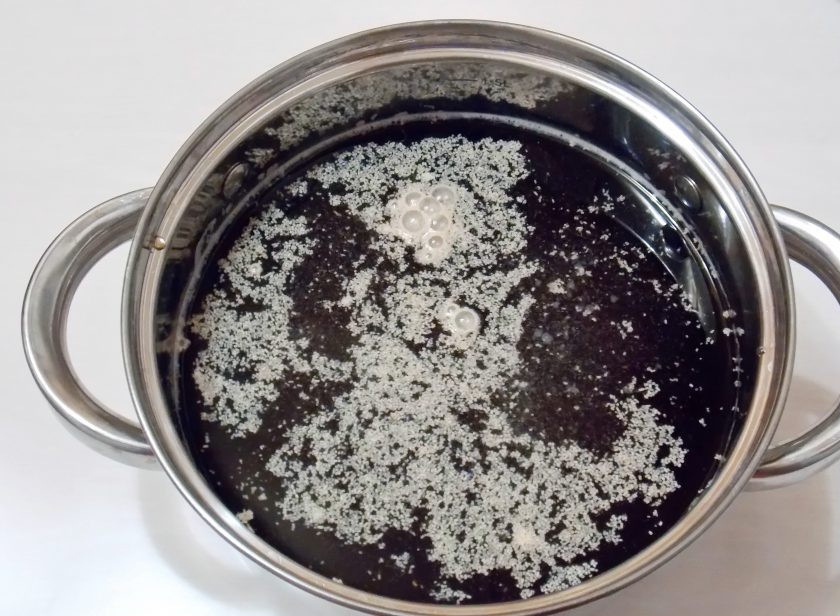 1. Этап. Квас из цикория: Всыпьте сухие дрожжи в кастрюлю с напитком и перемешайте до растворения и однородной жидкости.