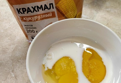 1. Этап. Кулебяка на четыре угла: Для разделения начинок между собой нажарить яичные блинчики. Смешать яйца, молоко, крахмал и соль.