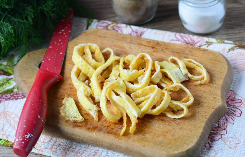 1. Этап. Салат из омлета и колбасы: Нарежьте омлет полосками.