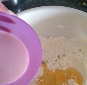 1. Этап. Печенье воздушное: Добавьте теплое молоко и растительное масло.