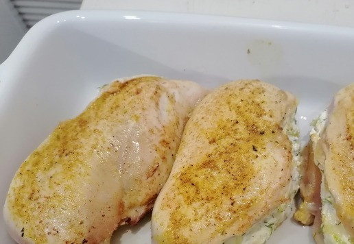 1. Этап. Куриные кармашки с необычной начинкой: Выложить с мазанную маслом форму и запекать около 20 минут при 200 градусах