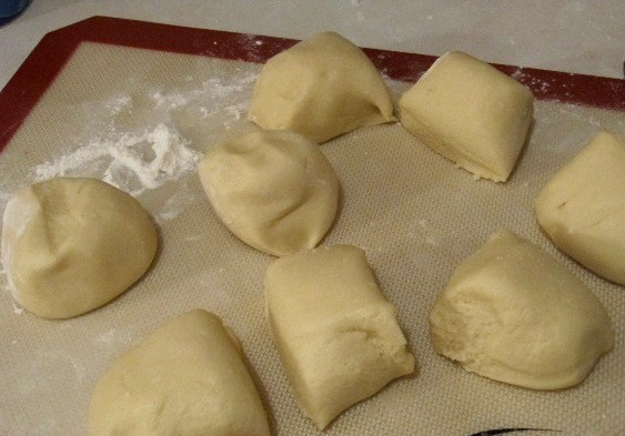 1. Этап. Тортик Mинутка: Готовое тесто делим на 8 равных частей, столько у нас будет коржей.