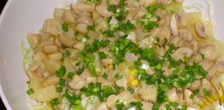 1. Этап. Салат Экзотика: 5. Мелко режем зеленый лук и добавляем к остальным продуктам