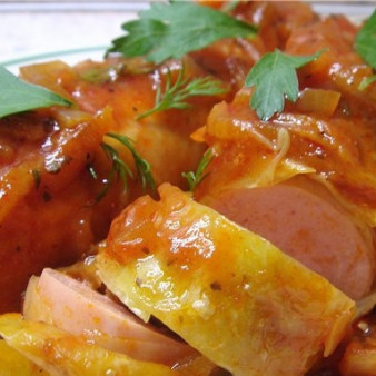 Сосиски в капустных листьях