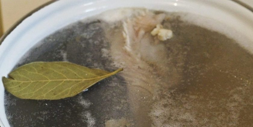 1. Этап. Рецепт салата из моркови по-корейски: Около 2-х литров воды доведите до кипения. Затем положите в неё язык, лавровый лист и ложку соли. Варите мясо 2 часа.