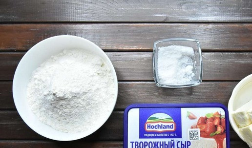 1. Этап. Цветаевский яблочный пирог: Для яблочного пирога в первую очередь готовлю песочное тесто. Просеиваю через мелкое сито муку. Сливочное масло предварительно замораживаю в морозильной камере.