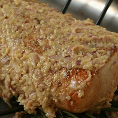 1. Этап. Свиная корейка с травами: 3. Посыпать свинину оставшимися травами и полить оставшейся 1 чайной ложкой масла. Продолжать выпекать от 5 до 15 минут, пока мясной термометр не будет регистрировать температуру 60-63 градуса. Выложить свинину на разделочную доску и дать остыть от 15 до 25 минут. В это время сделать соус. Нагреть кастрюлю, где жарилась свинина, на среднем огне. Добавить вермут и горчицу, довести до кипения, помешивая и счищая оставшийся жир, пока жидкость не уменьшится вдвое. Добавить куриный бульон и тушить 3 минуты. Процедить смесь через мелкое сито. Если у вас получится больше, чем 1½ чашки, кипятить смесь до уменьшения; если меньше - добавить воды.